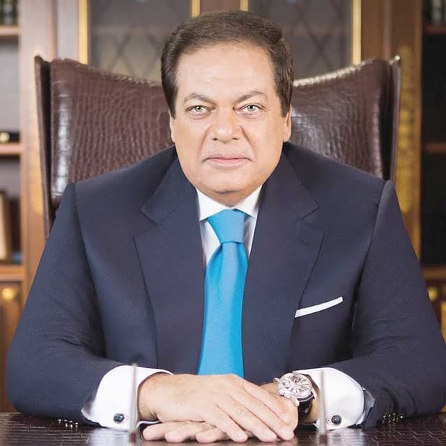 رجل الأعمال محمد أبو العينين يدرس الاستحواذ على شركة أدوية محلية